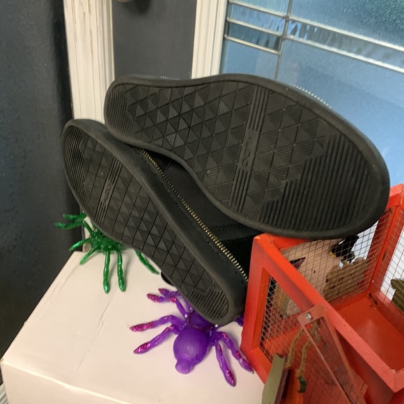 Black cute booties, make me an offer not a ridiculously 1 - Picture 2 of 4